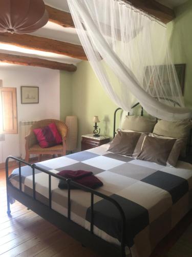 - une chambre avec un lit et une moustiquaire dans l'établissement Vi l'Art Wine Lodge, à Piera