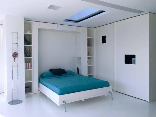 een slaapkamer met een bed in een witte kamer bij luxury ph private pool+roof garden in Athene
