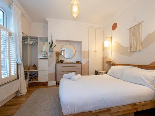 Кровать или кровати в номере Pass the Keys West Didsbury Apartment w Garden sleeps 4