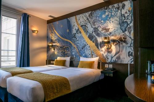 パリにあるHôtel du Parc Montparnasseのベッド2台が備わる客室で、壁には絵画が飾られています。