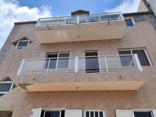a building with a balcony on top of it at Casa Andrade Delgado - Rotxa Grande in Ponta do Sol