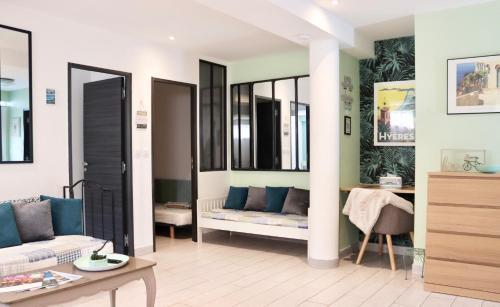 un salon avec un canapé et une table dans l'établissement Appartement de 45 m2 en rez-de-villa avec jardin, à Hyères