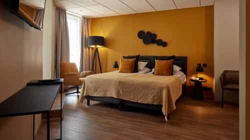 En eller flere senge i et værelse på Hotel Frón