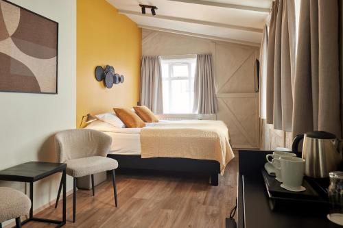 Schlafzimmer mit einem Bett und einem Fenster in der Unterkunft Hotel Frón in Reykjavík