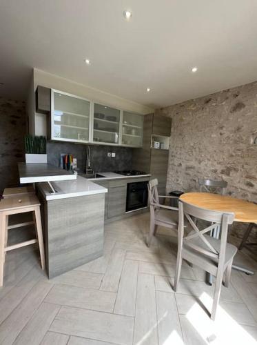 Η κουζίνα ή μικρή κουζίνα στο Gîte - 7 Pers avec Jacuzzi - L'Arche