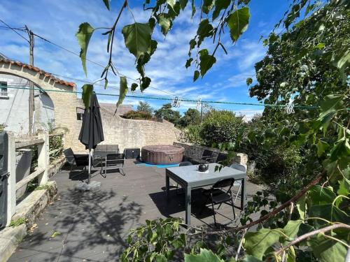 Κήπος έξω από το Gîte - 7 Pers avec Jacuzzi - L'Arche