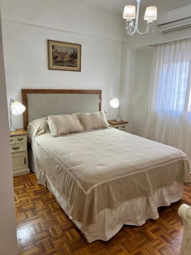 Un dormitorio con una cama grande y una ventana en Charming Recoleta en Buenos Aires