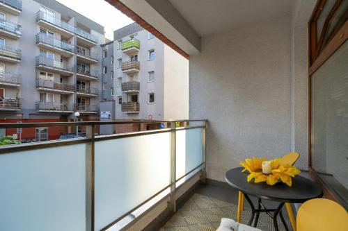 Μπαλκόνι ή βεράντα στο Comfortable Wojskowa Apartment by Noclegi Renters