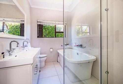 uma casa de banho com um lavatório, um WC e um chuveiro em 5 Rembrandt Guesthouse em Somerset West