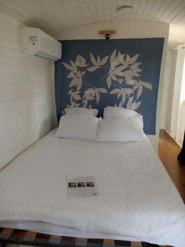 une chambre avec un lit blanc avec un mur bleu dans l'établissement Logements mitoyens 