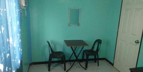 stół i 2 krzesła w pokoju w obiekcie Kuya Edgar's Lodging House w mieście Santa Fe