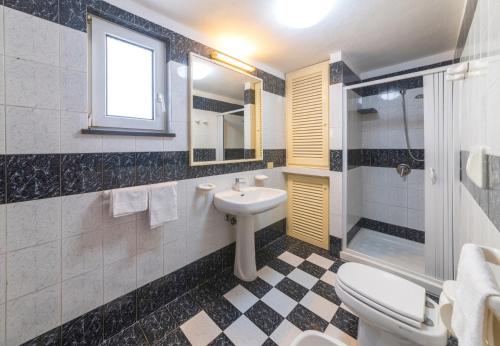 y baño con lavabo, aseo y ducha. en Appartamento Rock of lovers en Isquia