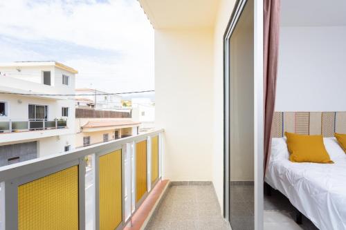einen Balkon mit einem Bett und Aussicht in der Unterkunft EDEN RENTALS 104 Surfy Stylish Bed&Coffee Balcony in Granadilla de Abona