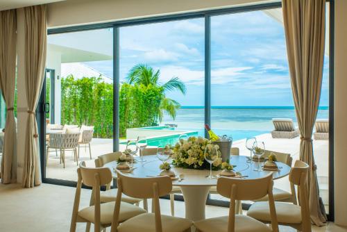5House:A luxury beachfront villa on Samui 滨海5卧室别墅 레스토랑 또는 맛집
