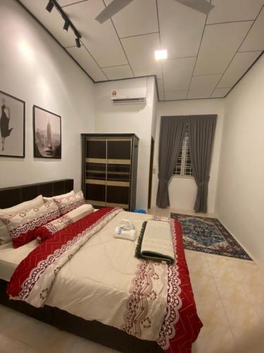En eller flere senger på et rom på Homestay Sura Dungun