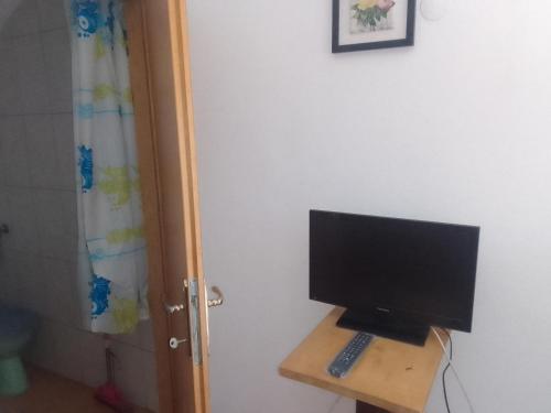um monitor de computador sentado numa mesa numa sala em 33 Lipe em Travnik