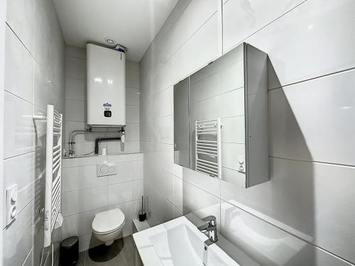 une salle de bain blanche avec des toilettes et un lavabo dans l'établissement Cosy appt cœur de Lyon Du Bœuf 2, à Lyon