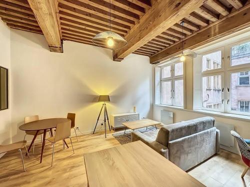un salon avec un canapé et une table dans l'établissement Cosy appt cœur de Lyon Du Bœuf 2, à Lyon