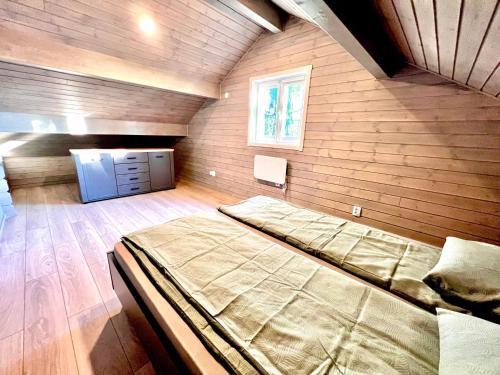 ein Schlafzimmer mit einem großen Bett in einem Zimmer in der Unterkunft Vila Scandinavia in Sîngeorgiu de Mureş