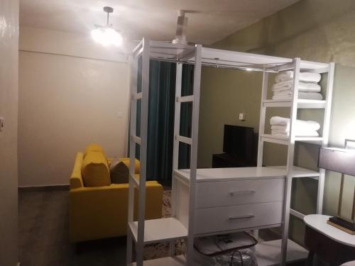 Pokój z łóżkiem piętrowym, biurkiem i lustrem w obiekcie Casa nostra w mieście Kakamega