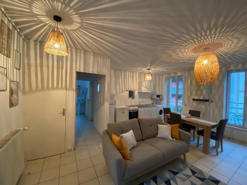 a living room with a couch and a table at Appartement cosy à Vals in Vals-les-Bains