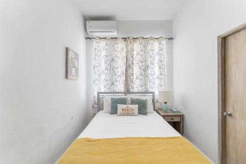 Habitación pequeña con cama y ventana en Casa Loba Suite 2 at 413 with private pool en Rincón