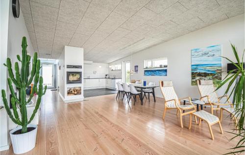 エーベルトフトにあるAmazing Home In Ebeltoft With 3 Bedrooms And Wifiのダイニングルーム、キッチン(テーブル、椅子付)