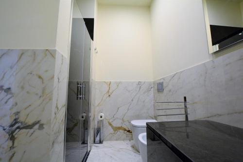 Ett badrum på Servi Luxury apartment