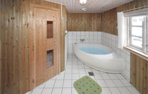 Kylpyhuone majoituspaikassa Stunning Home In Brovst With Kitchen