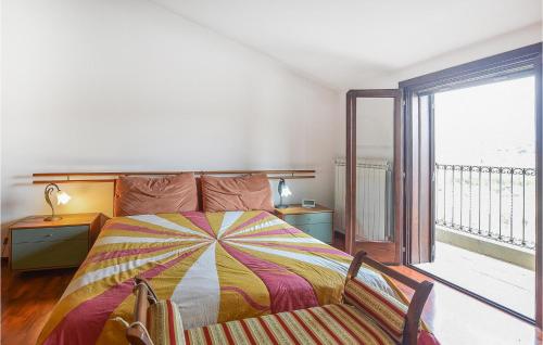 um quarto com uma cama e uma varanda em Awesome Home In Monterosso Almo With Outdoor Swimming Pool, Wifi And 3 Bedrooms em Monterosso Almo