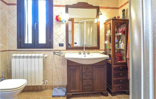 uma casa de banho com um lavatório, um WC e um espelho. em Awesome Home In Monterosso Almo With Outdoor Swimming Pool, Wifi And 3 Bedrooms em Monterosso Almo