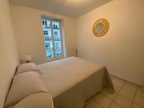 a small bedroom with a bed and a window at Appartement cosy à Vals in Vals-les-Bains