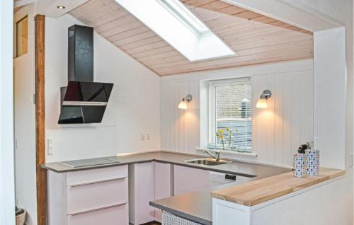 エーベルトフトにあるStunning Home In Ebeltoft With 3 Bedrooms And Wifiのキッチン(シンク、天窓付)