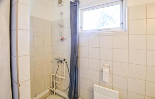 ein Bad mit einer Dusche und einem Fenster in der Unterkunft Beautiful Home In Anholt With Kitchen in Anholt