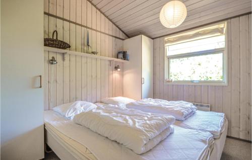 エーベルトフトにあるAmazing Home In Ebeltoft With 3 Bedrooms And Wifiの窓付きの部屋 ベッド2台