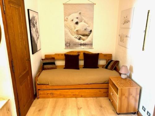 - une chambre avec un lit avec une photo d'ours polaire dans l'établissement Studio 4 pers - Balcon - Proximité pistes et golf - TV - Garage - Animaux OK - Tennis en été - FR-1-453-82, à Megève
