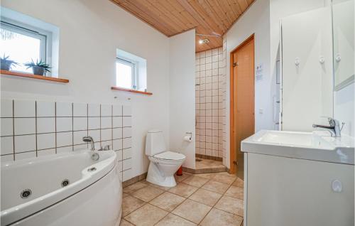 エーベルトフトにあるAwesome Home In Ebeltoft With 4 Bedrooms, Sauna And Wifiのバスルーム(バスタブ、トイレ、シンク付)