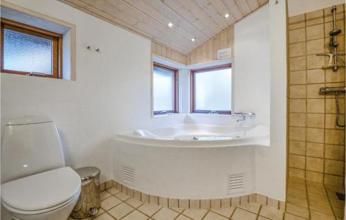 y baño con bañera, aseo y lavamanos. en 4 Bedroom Gorgeous Home In Ebeltoft en Øksenmølle