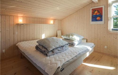 Fjerritslevにある4 Bedroom Pet Friendly Home In Fjerritslevの小さな部屋のベッド1台が備わるベッドルーム1室