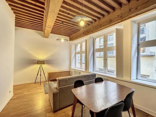 un salon avec un canapé et une table dans l'établissement Cosy appt cœur de Lyon du Bœuf 3, à Lyon