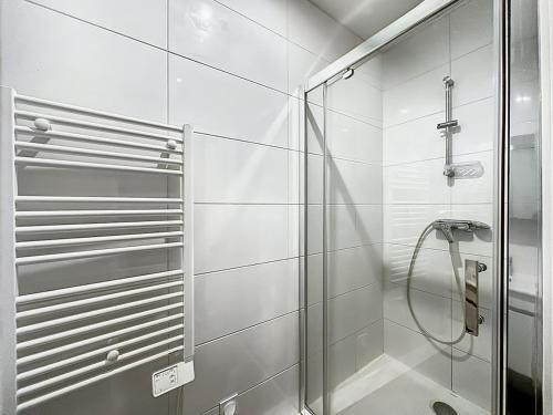 a bathroom with a shower with a glass door at Cosy appt cœur de Lyon du Bœuf 3 in Lyon