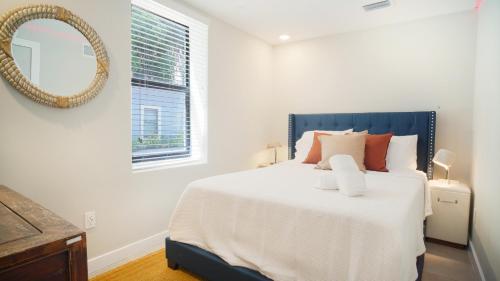 - une chambre avec un grand lit et un miroir mural dans l'établissement Gorgeous Apartment close to Brickell wFree Parking, à Miami