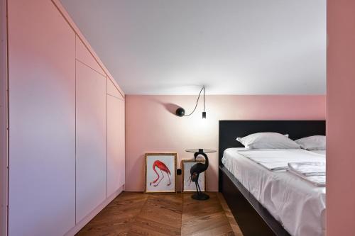 una camera con letto e parete rosa di Lozenetz Gem: Cozy 1-Bedroom Apartment in Sofia a Sofia
