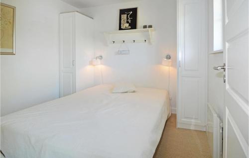 GjernにあるShjlandetの白いベッドルーム(白いベッド1台、照明2つ付)