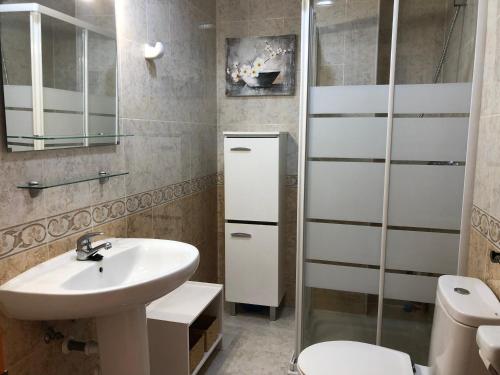 ein Bad mit einem Waschbecken, einem WC und einer Dusche in der Unterkunft Paraíso in Cumbre del Sol