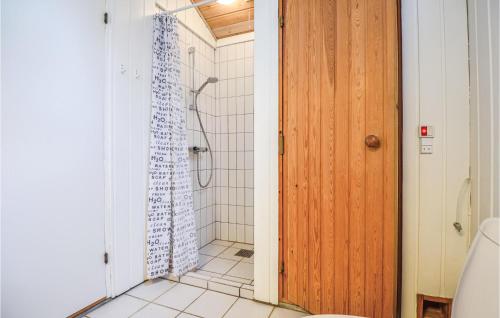 エーベルトフトにあるGorgeous Home In Ebeltoft With Kitchenのバスルーム(シャワー、トイレ付)