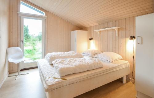 - une chambre avec un lit doté de draps blancs et une fenêtre dans l'établissement Pet Friendly Home In Fjerritslev With Kitchen, à Fjerritslev