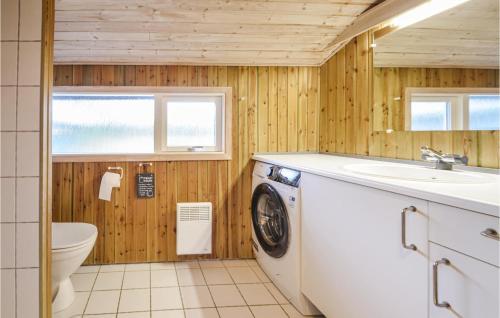 La salle de bains est pourvue d'un lave-linge et d'un lavabo. dans l'établissement Pet Friendly Home In Fjerritslev With Kitchen, à Fjerritslev