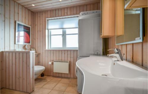 La salle de bains est pourvue d'un lavabo et de toilettes. dans l'établissement 3 Bedroom Stunning Home In Ebeltoft, à Ebeltoft