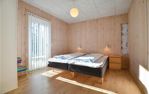 エーベルトフトにあるBeautiful Home In Ebeltoft With Kitchenのベッドルーム1室(ベッド1台付)